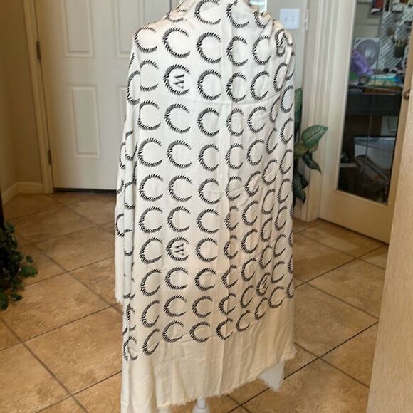 Wildfox Women's Signature Ivory Cream Wrap Scarf Creasant Logo Fringe Hem New - Picture 7 of 7